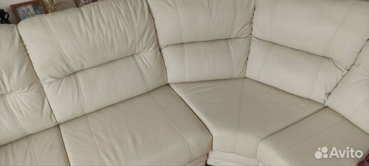 Угловой кожаный диван