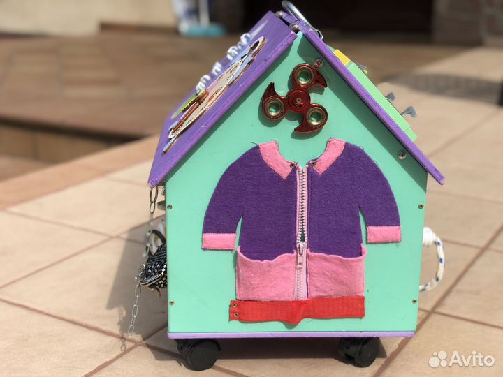 Бизидомик деревянный на колесах