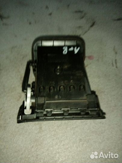 Дефлектор воздуховода передний левый Volkswagen