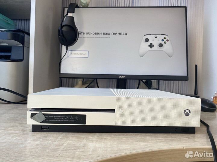 Xbox One S 500gb + 10 игр + 2 геймпада