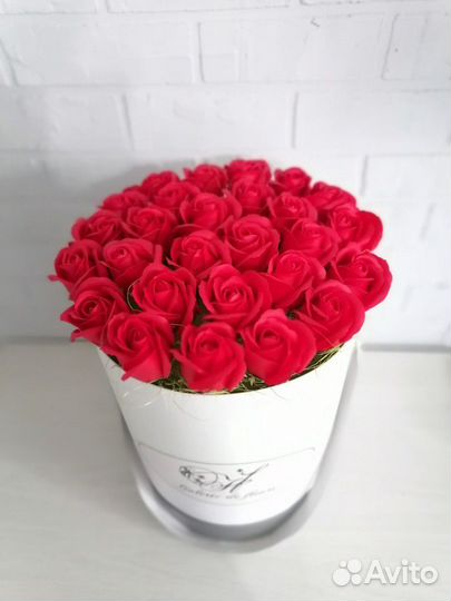 Мыльные розы в шляпой коробке