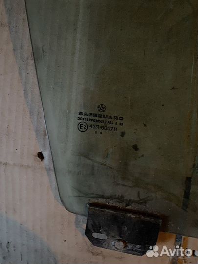 Стекло переднее правое Chrysler 300M