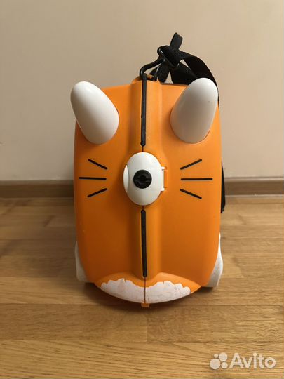 Детский чемодан на колесах trunki