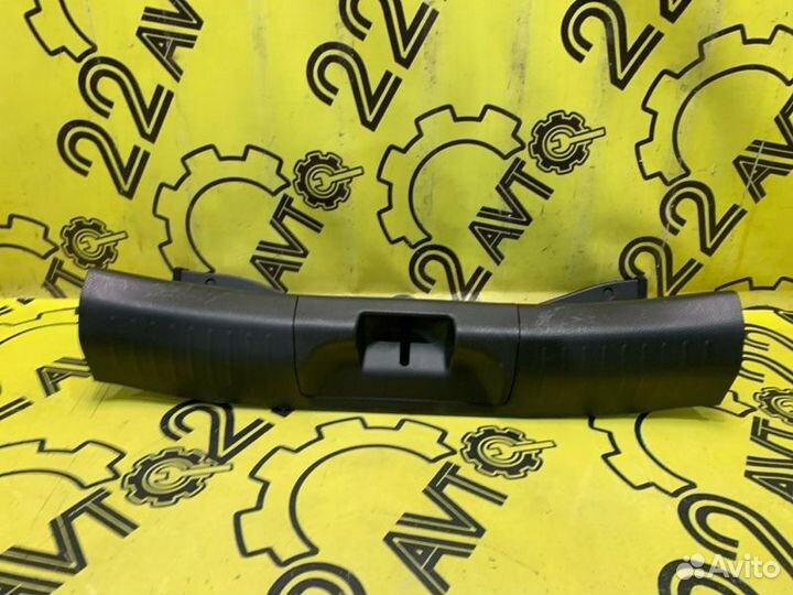 Накладка замка багажника Nissan Tiida C11 HR15DE