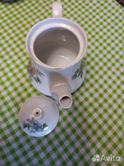 Заварочный чайник и сахарница