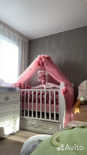 Детская кроватка с маятником