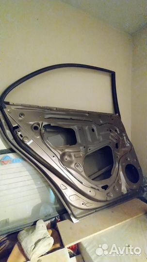 Продам дверь на Toyota Avensis