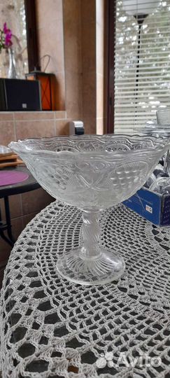 Ваза для фруктов на ножке