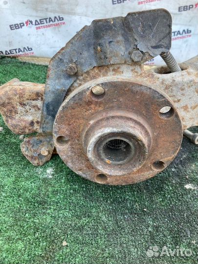 Кулак поворотный передний правый Volkswagen Passat