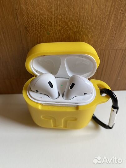 Apple Airpods 2 оригинал б/у + 2 чехла