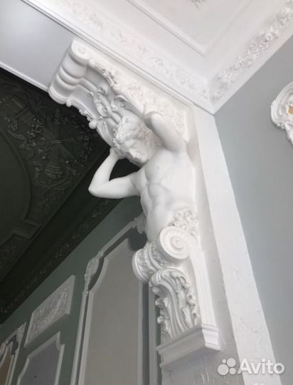 Атлант из гипса и кариатиды