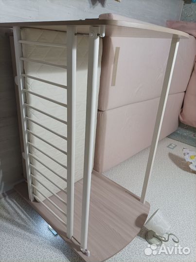 Детская кроватка с маятником