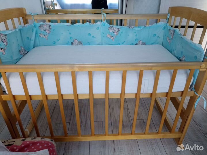 Детская кроватка с маятником и ящиком
