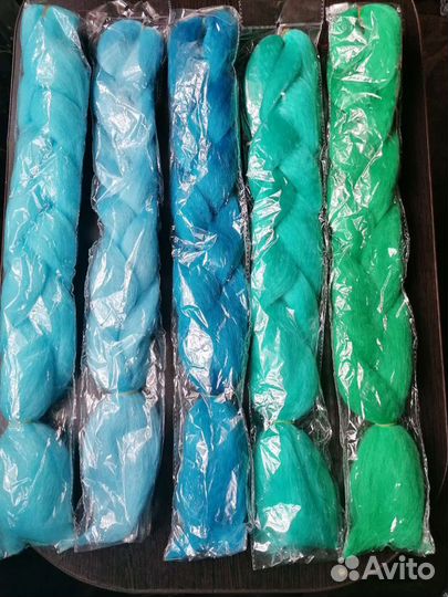 Канекалон, цветные пряди