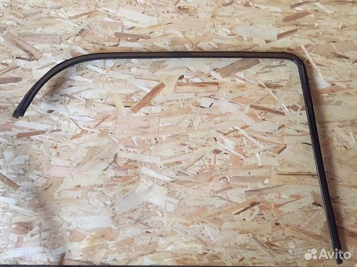 Молдинг стекла задний левый Mercedes-Benz E-Class