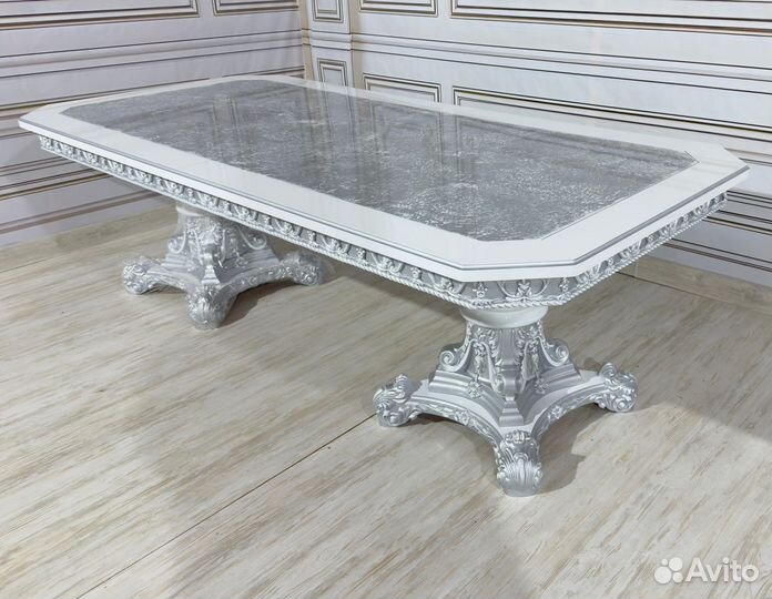 Стол со стульями