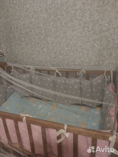 Детская кроватка с маятником и ящиком