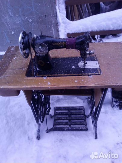 Швейная машинка со станиной