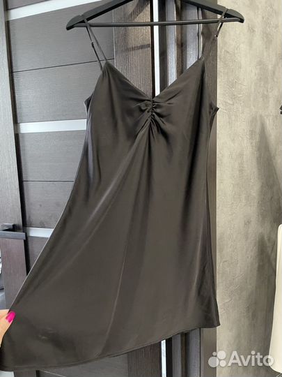 Атласное черное платье мини в бельевом стиле