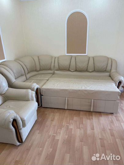 Кожаный диван