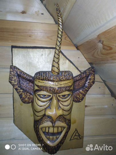 Маски резные деревянные