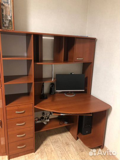 Уголок школьника стол со шкафчиками