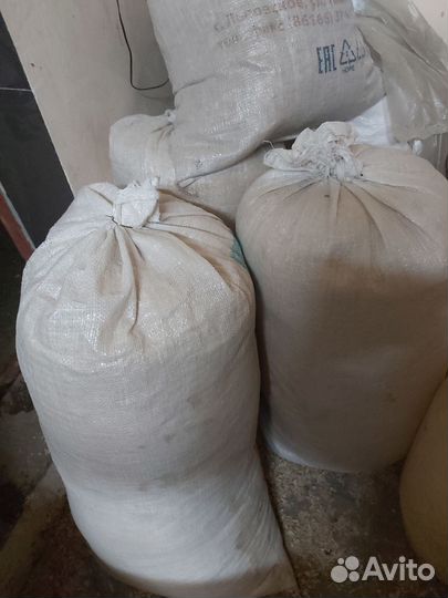 Сухие опилки в мешках