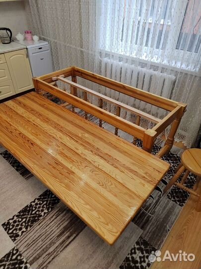 Кухонный стол и стулья