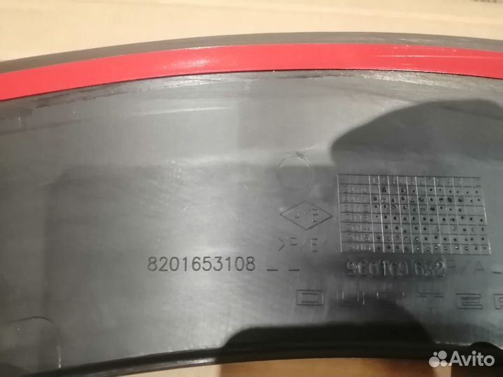 Новая накладка крыла передня правая Renault Duster