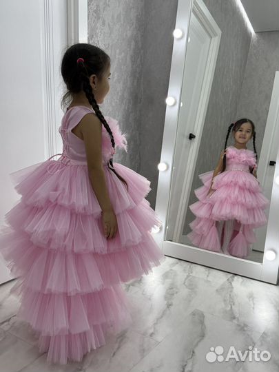 Много шикарных платьев