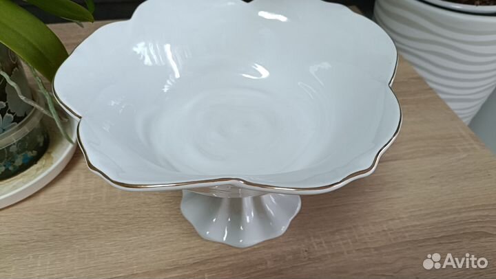 Ваза для фруктов на ножке