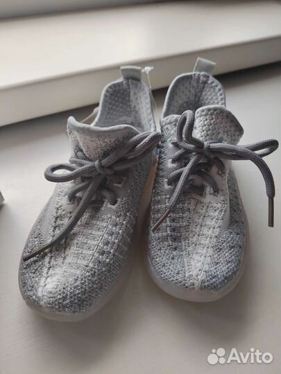 Кроссовки изики детские