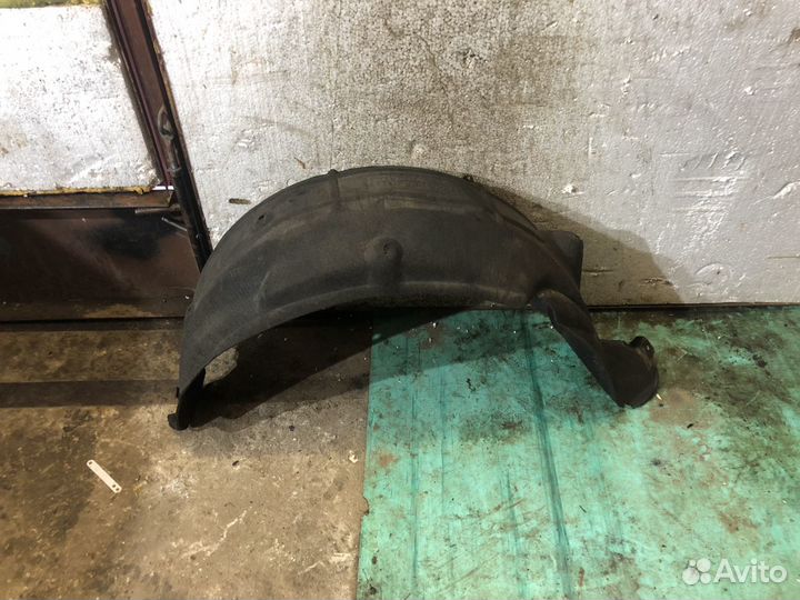 Подкрылок задний левый Toyota Corolla Verso