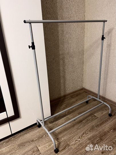 Вешалка напольная на колесиках
