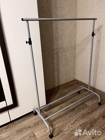 Вешалка напольная на колесиках