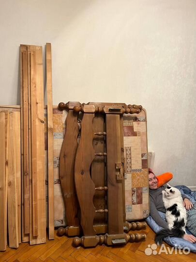 Кровать деревянная с резьбой разобранная