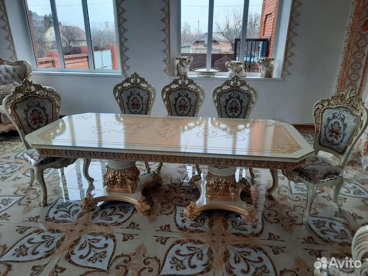 Стол и стулья
