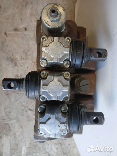 Тройной распределить гидравлический