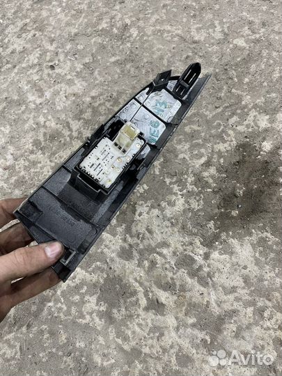 Кнопка стеклоподъемника toyota land cruiser 200