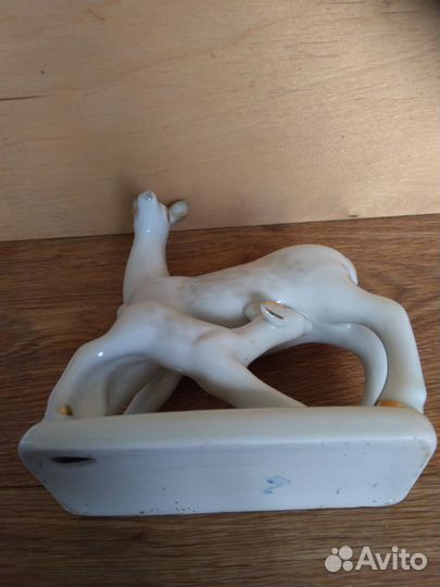 Статуэтка фарфор Олениха с олененком зхк Полонное