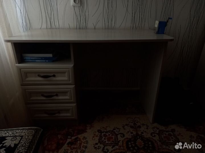 Письменный стол для школьника со шкафом