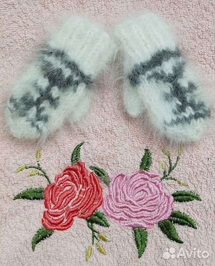 Две пары пуховых варежек