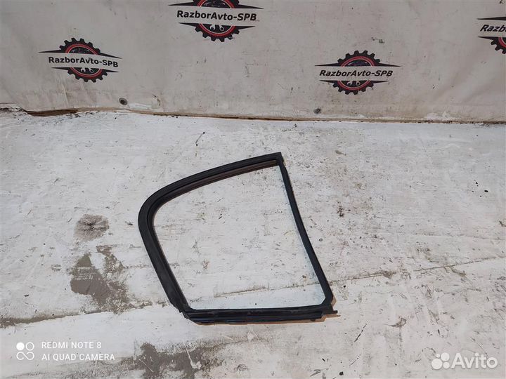 Уплотнитель стекла Nissan Skyline V36