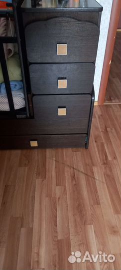 Детская кроватка с маятником и комодом