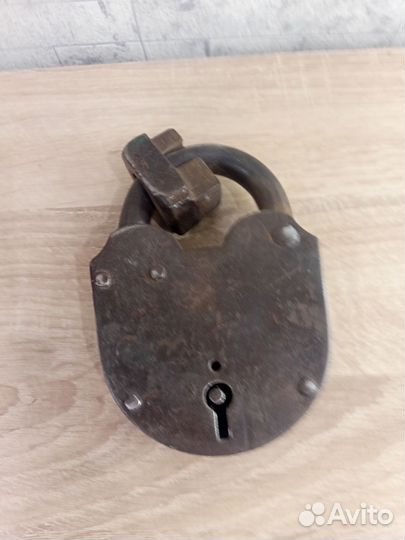 Навесной замок старинный