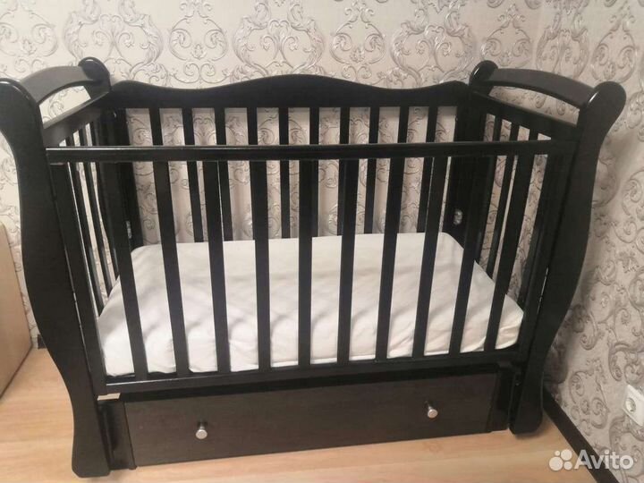 Детская кроватка с маятником и ящиком, с матрасом