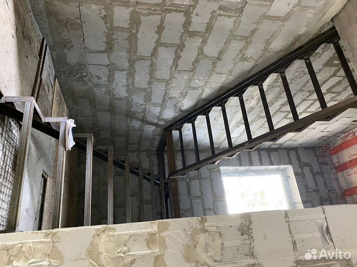 Металлический каркас лестницы на второй этаж