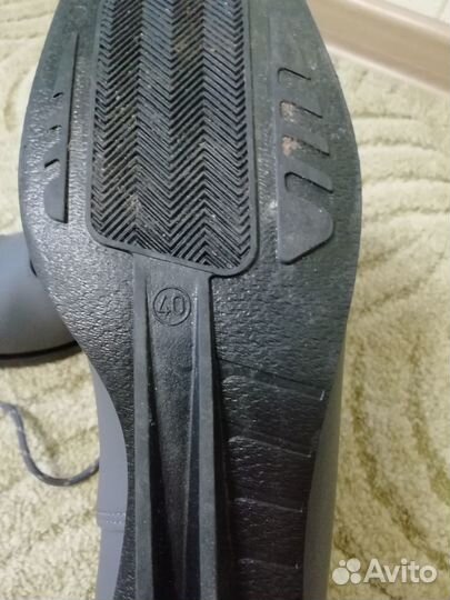 Лыжи с палками и лыжные ботинки