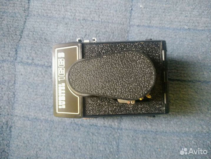 Фотоаппарат экзакта с объективами и вспышкой