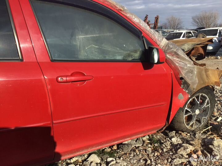 Передняя правая дверь на Мазда 2